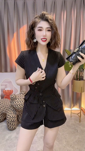 通勤时尚套装女夏季新款气质设计感腰封短袖小西装短裤条纹两件套 - 图1