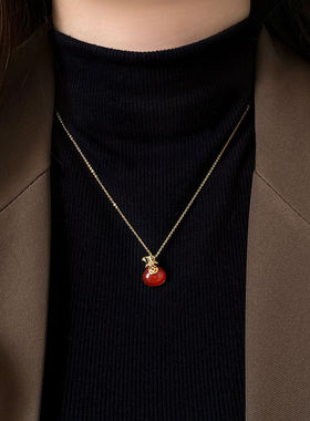 红色玛瑙小钱币吊坠项链女2026新款高级感轻奢小众毛衣链新年配饰