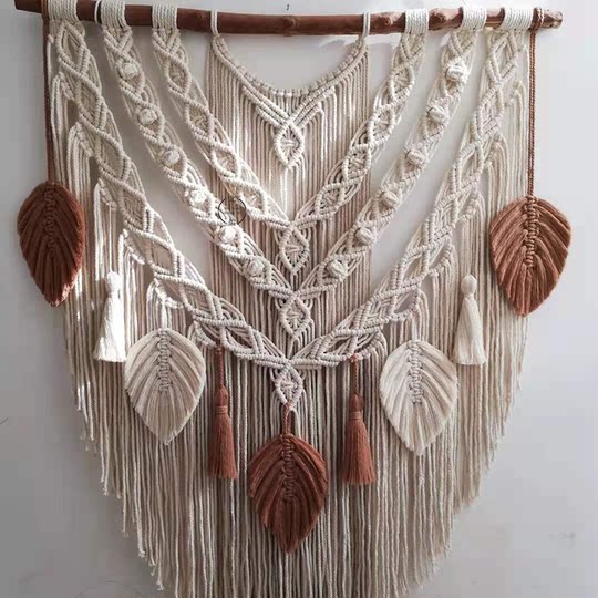 Einfacher handgewebter Wandteppich mit bunten Quastenblättern