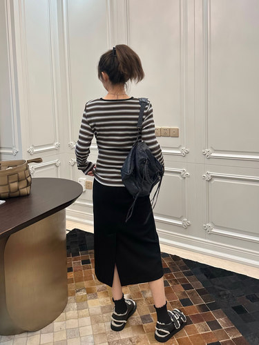 LeoMami孕妇装秋款条纹针织打底衫半开门襟纯欲风内搭T恤显瘦上衣 - 图2