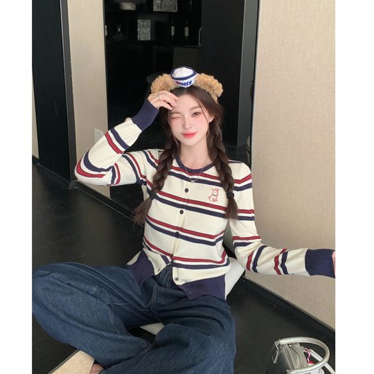 Xiaojijia Plus Size Damen Herbst neuer gestreifter, kontrastfarbener Welpe bestickter dünner Pullover im koreanischen Stil, altersreduzierendes Oberteil