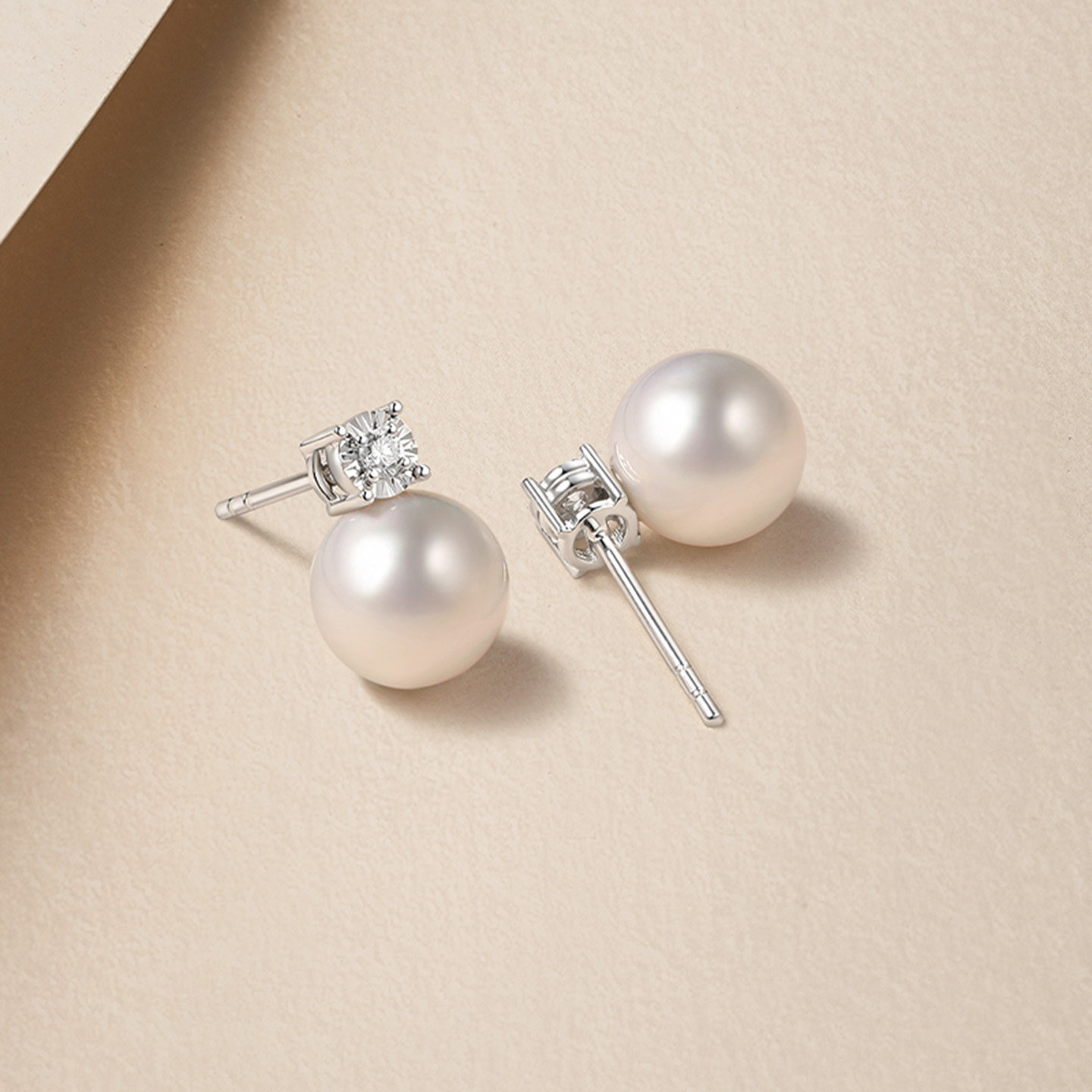 周六福白18K钻石淡水珍珠耳钉女款近圆形优雅耳饰送女友新年礼物,淘宝优惠券,粉丝福利购,淘宝优惠卷