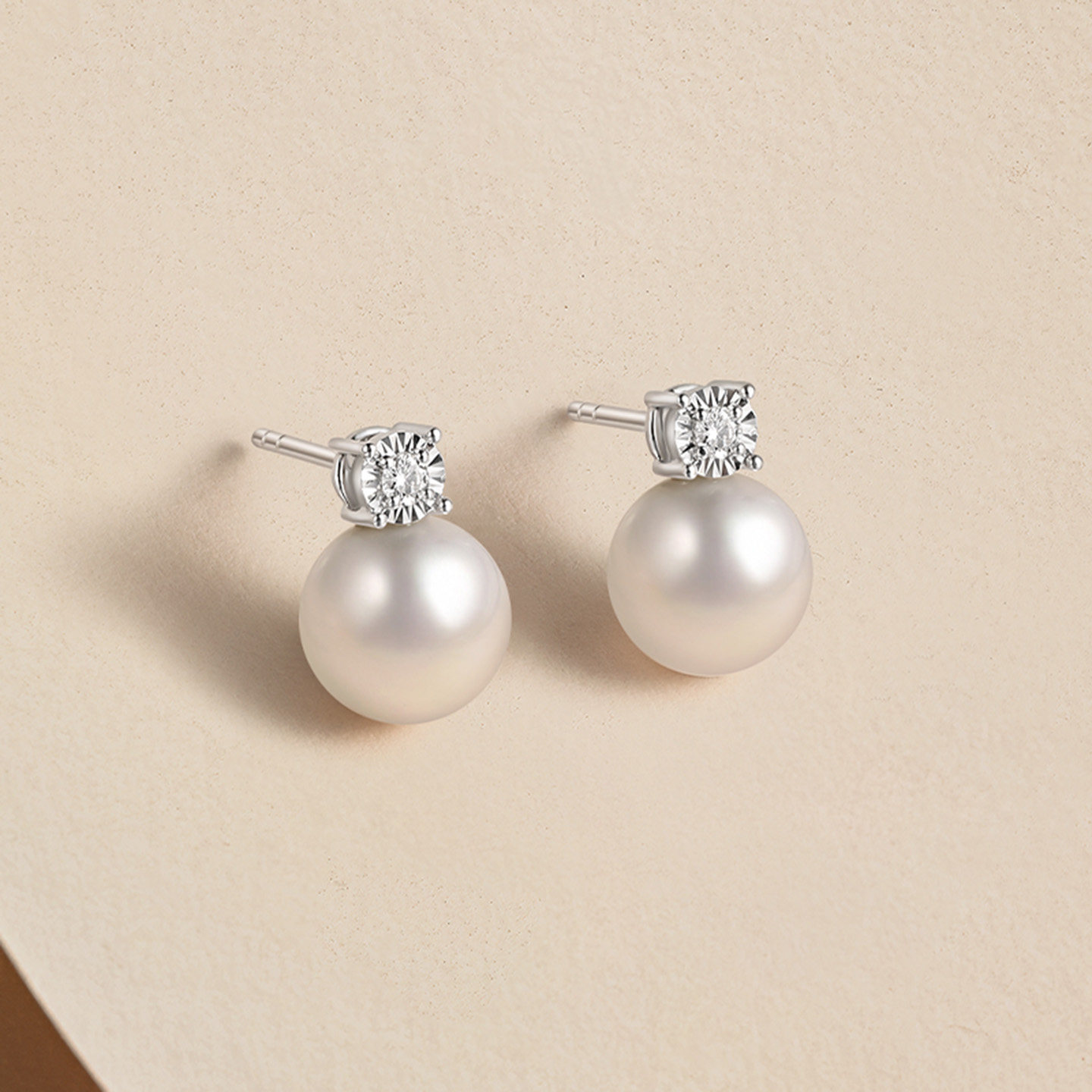 周六福白18K钻石淡水珍珠耳钉女款近圆形优雅耳饰送女友新年礼物,淘宝优惠券,粉丝福利购,淘宝优惠卷