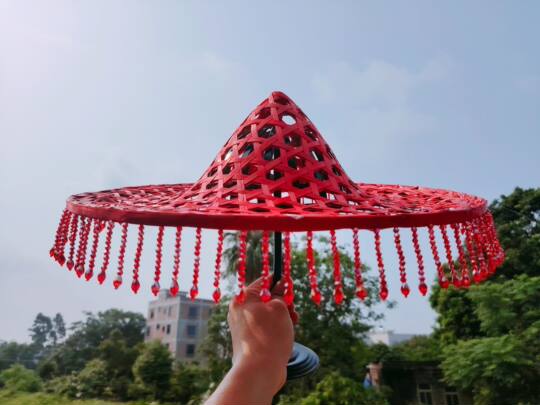 成人跳舞斗笠帽子广场舞成人流苏民族舞演出道具红色竹编舞蹈斗笠