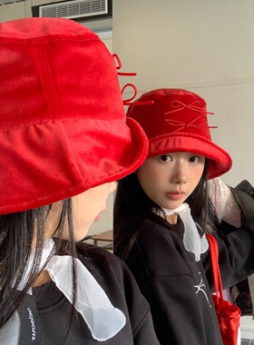 红色丝绒蝴蝶节渔夫帽女