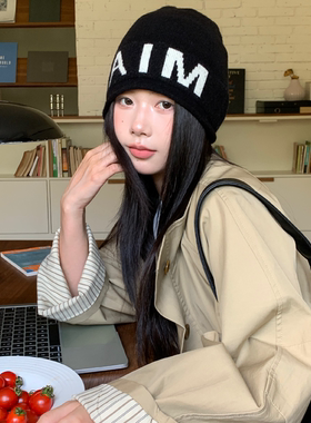 质感至上！陈奶奶搭字母毛线帽子