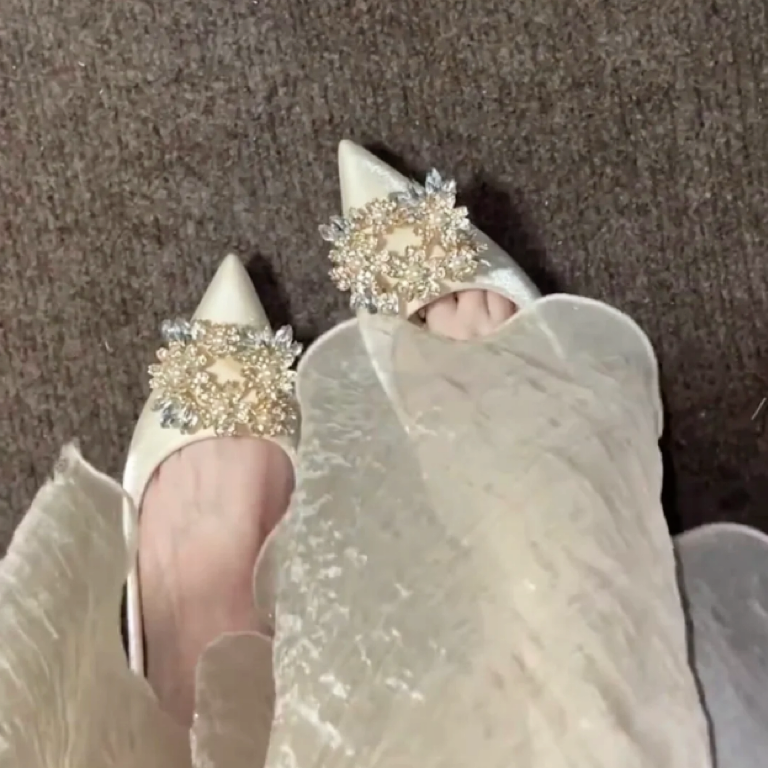 2025新款婚纱新娘婚鞋法式绸缎香槟色水钻尖头细跟高跟鞋女不累脚,淘宝优惠券,粉丝福利购,淘宝优惠卷