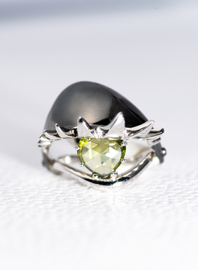 WiNK·戒指·镀黑镶锆石心形石榴红橄榄绿可动关节眼睛le拉拉戒指