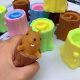 Белка сжимание игрушек злой пень