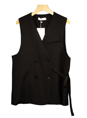 样板房间衣帽间装饰品摆件女士马甲衬衣包包围巾组合套装展厅软装