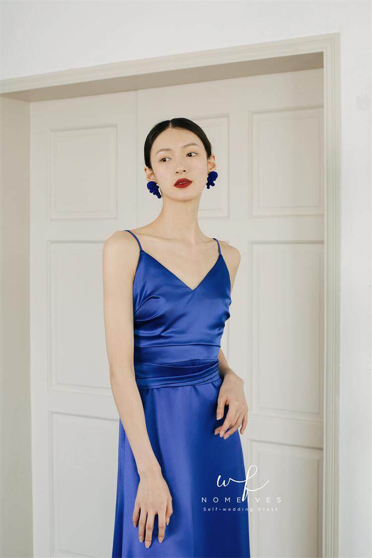 Nomeives宝蓝优雅气质显瘦吊带新娘晨袍晚礼服高端醋酸缎面敬酒服 - 图1