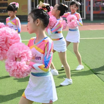 Les cheerleaders des enfants servent de longues manches de nouvelles filles cheerleaders deffectuer des exercices de beauté les exercices de beauté les drills de course