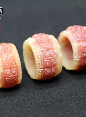 油润骆驼骨雕刻回纹半血色大扳指