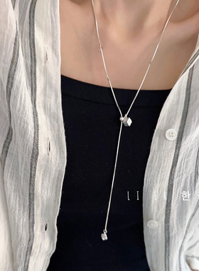 日常百搭方块吊坠抽拉项链女配饰2025新款简约小众高级感长毛衣链