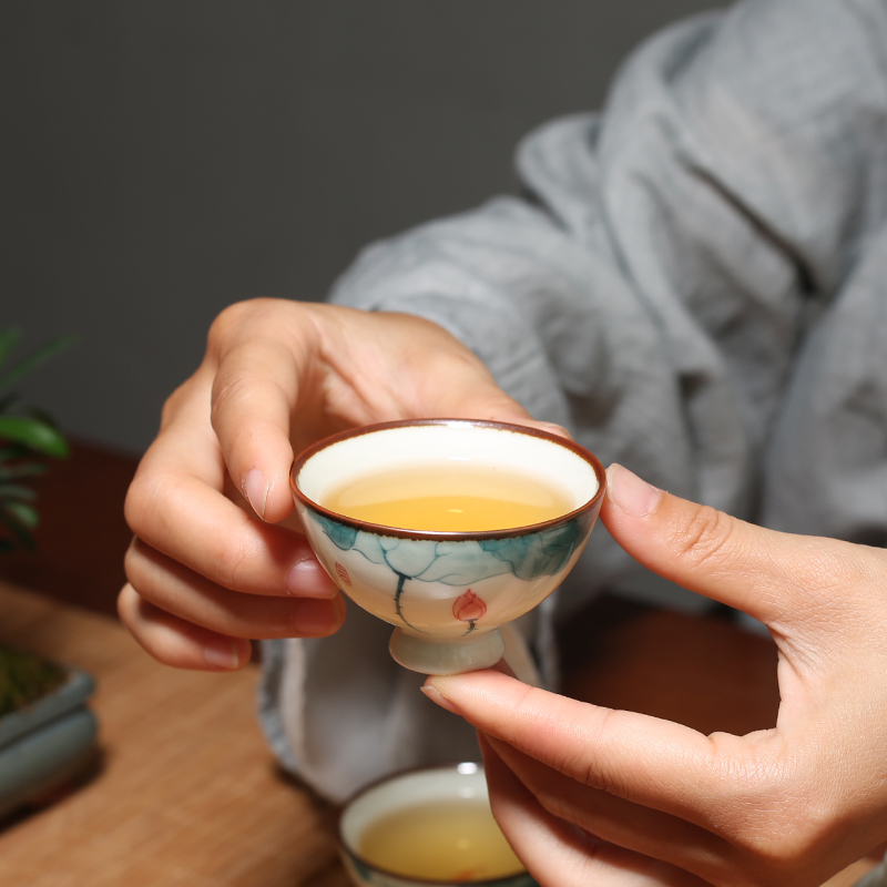 手绘荷花茶杯 陶瓷喝茶品茗杯主人杯单杯功夫茶具小茶杯釉下彩 - 图0