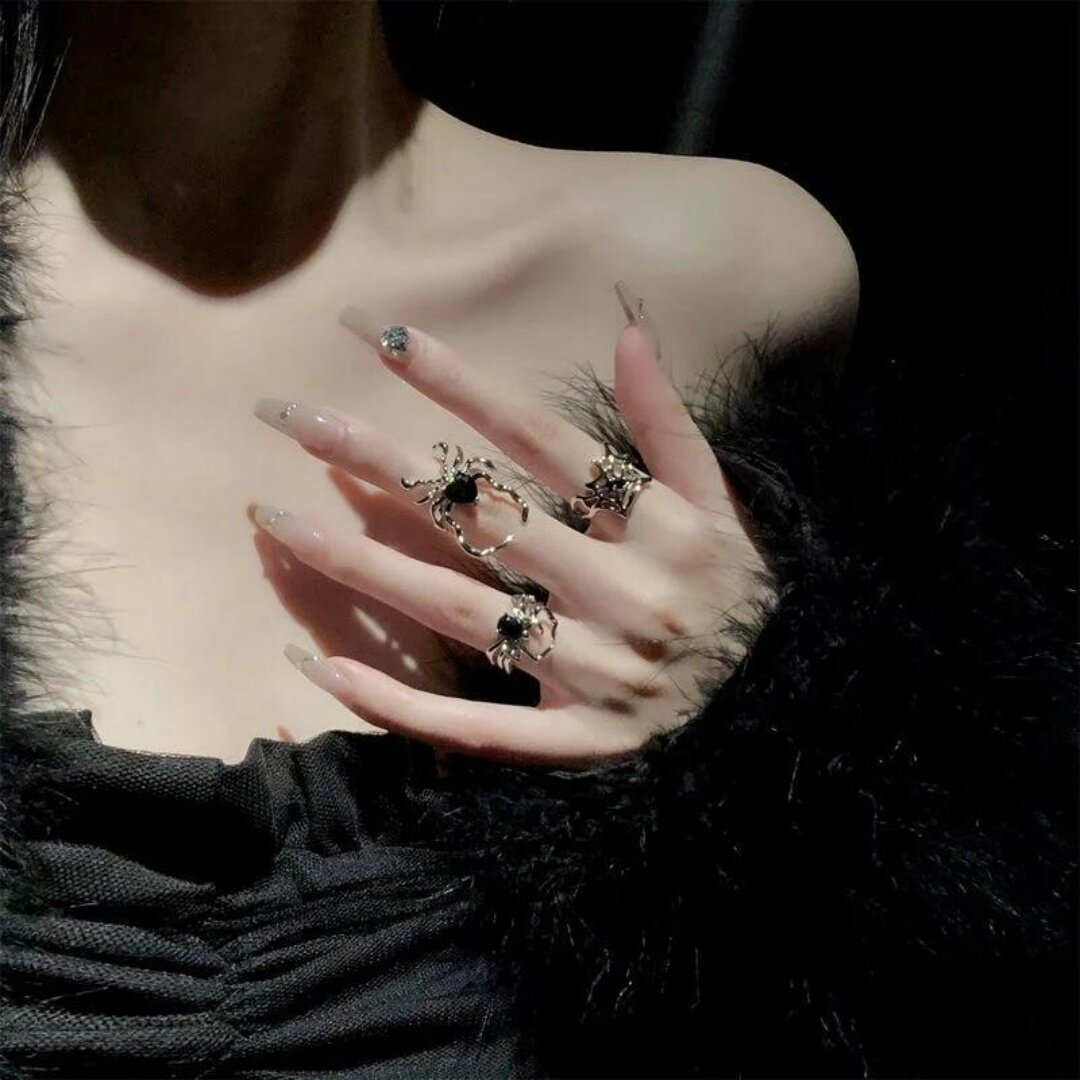 Dark retro style black alloy spider ring for women