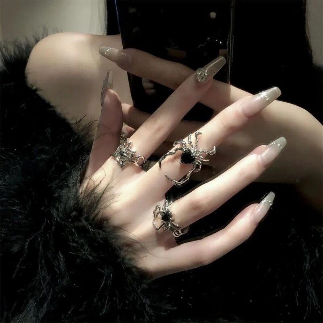 Dark retro style black alloy spider ring for women