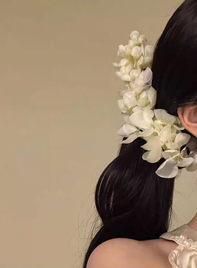 超仙清冷感白色花朵香蕉夹