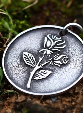 时尚复古玫瑰花型钛钢吊坠高级感浪漫简约字母圆牌挂件复古风项链