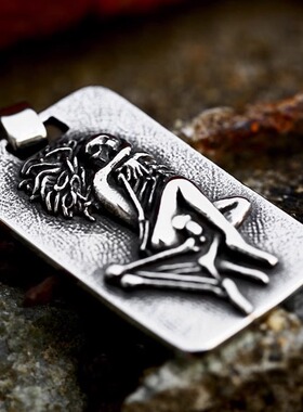 朋克风时尚钛钢铸造骷髅情侣拥抱项链男士个性霸气吊牌不掉色吊坠