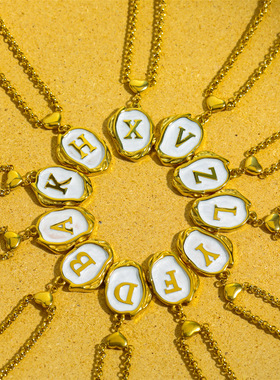 钛钢26字母金牌项链滴油立体字符吊坠假日风情牡蛎壳锁骨链女