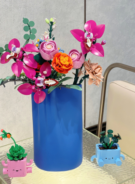 蓝色陶瓷花瓶适配粉黛积木花束