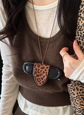 豹纹磁吸挂脖眼镜夹项链女款外出挂绳墨镜夹挂链日常百搭装饰配饰