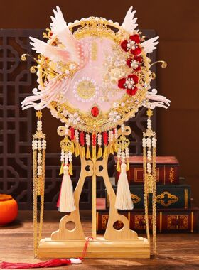 中式婚礼新娘结婚出嫁手捧花团扇