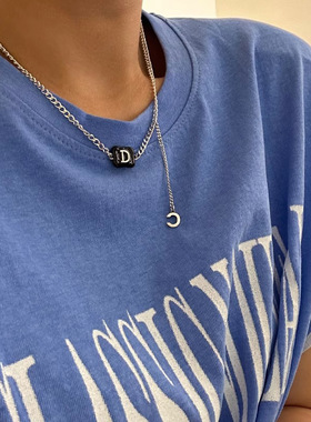 饰尚e族简约黑色方形字母D流苏项链女轻奢小众时尚锁骨链