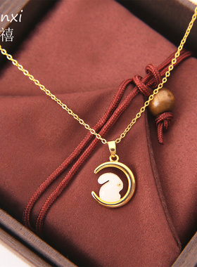 钛钢金色玉兔月牙吊坠项链