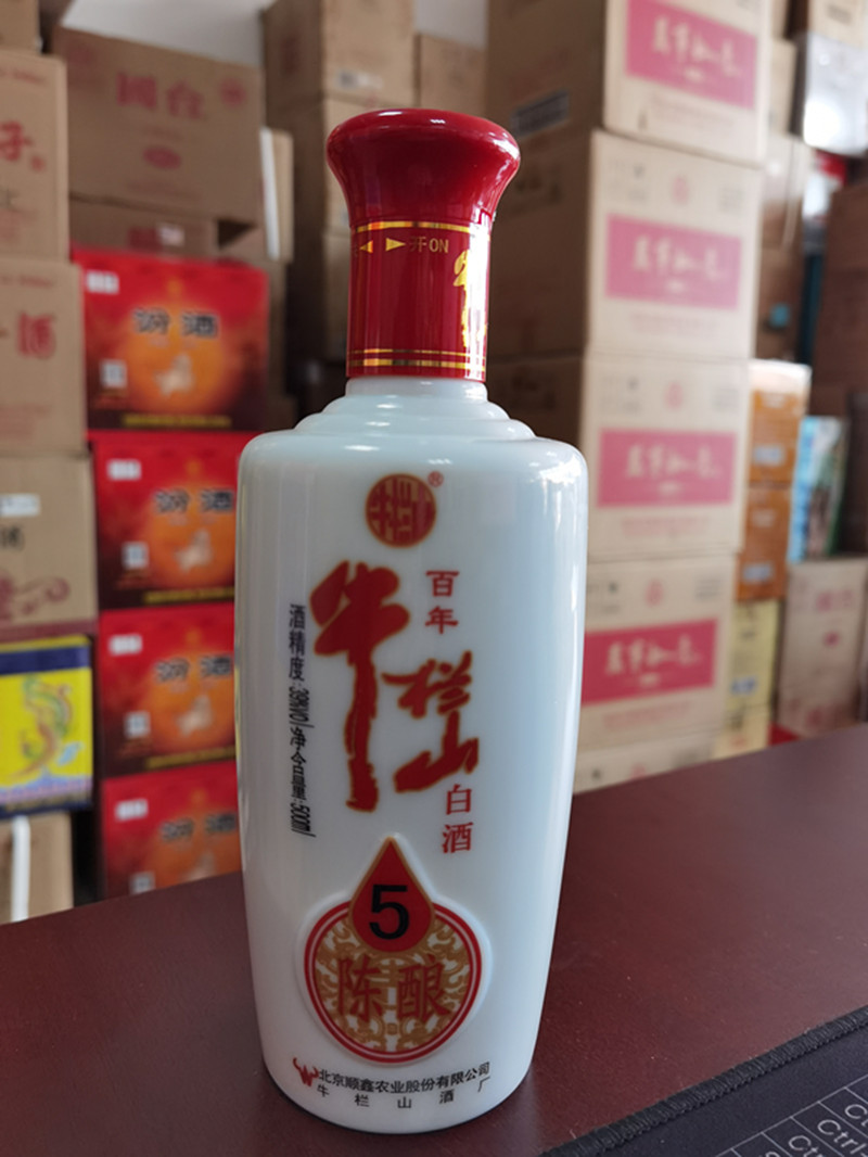 牛栏山二锅头8陈酿白瓷瓶52度浓香型白酒500ml*8瓶整箱包邮