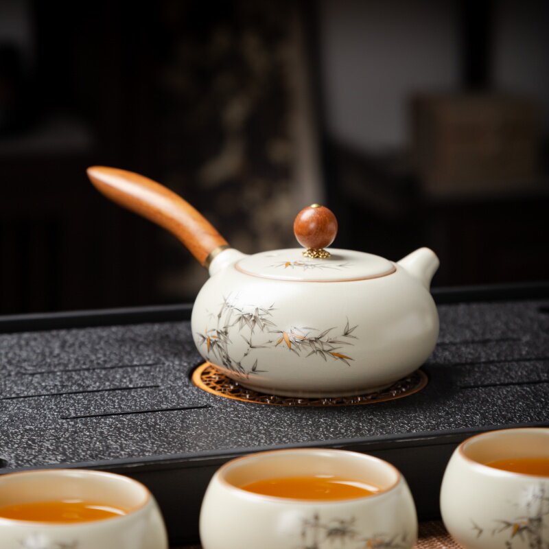 Young people give a complete set of high-end tea sets in a gift box to their elders and friends as Kung Fu ceramic teapots and teacups