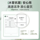 Медведь перекачивает водонагреватель ковш