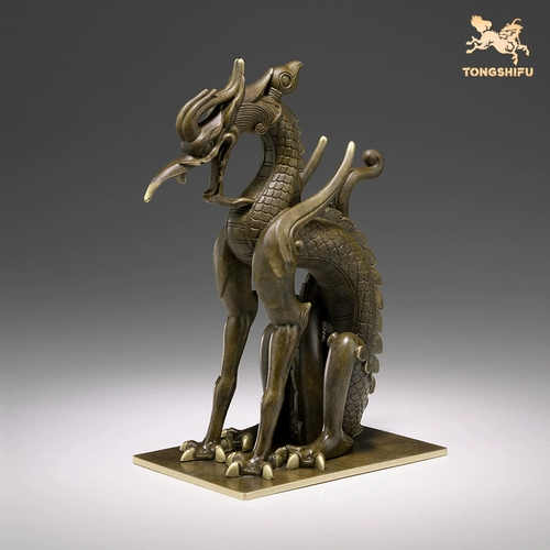 Университетское украшение в мастере медного мастера 