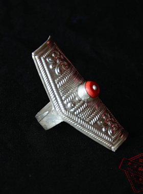 彝族银手工戒指大凉山民间手工艺品红珠马鞍戒指传统彝族长银戒指