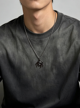 嘻哈风男生项链生化爱心吊坠钛钢项链痞帅小众复古配饰个性挂件潮
