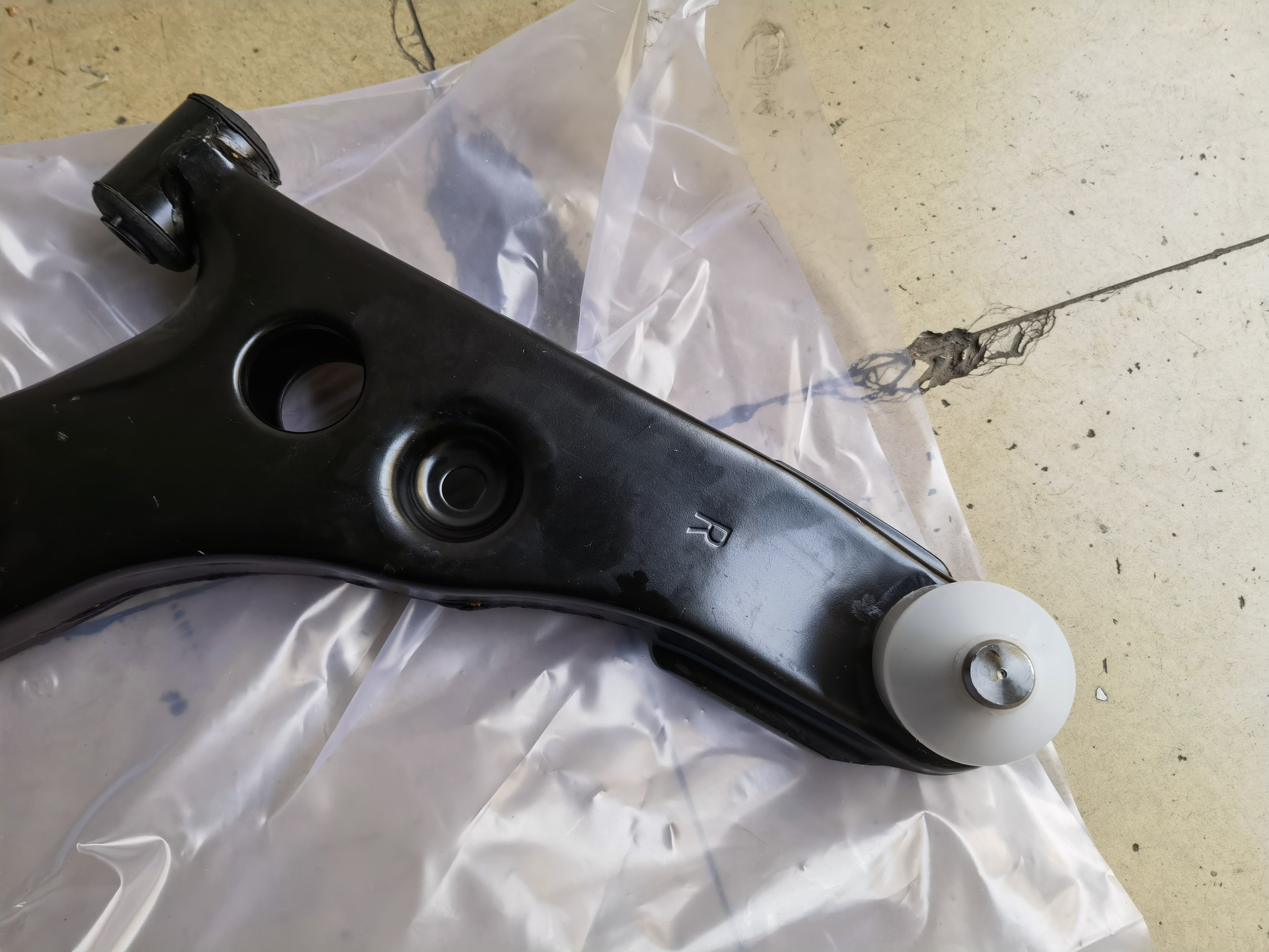 适用哈飞赛马赛豹3前下支臂 下摆三角臂 下肢臂总成 哈飞配件