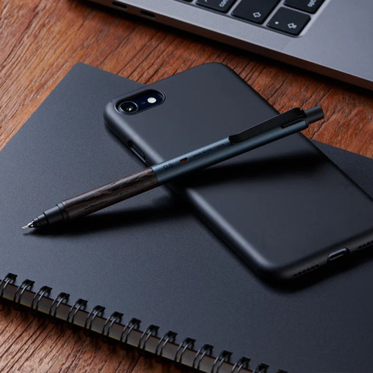 La empuñadura del bolígrafo para troncos M5-KH KURUTOGA gira automáticamente