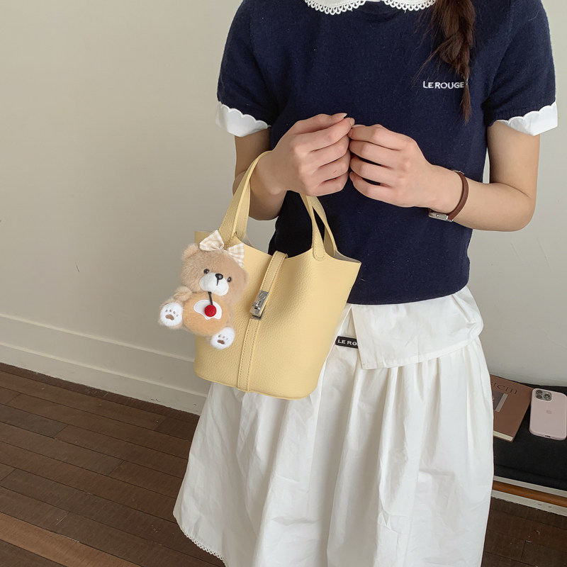 今年流行小众精致通勤水桶包包女日系小清新手拎包时尚单肩斜挎包,淘宝优惠券,粉丝福利购,淘宝优惠卷