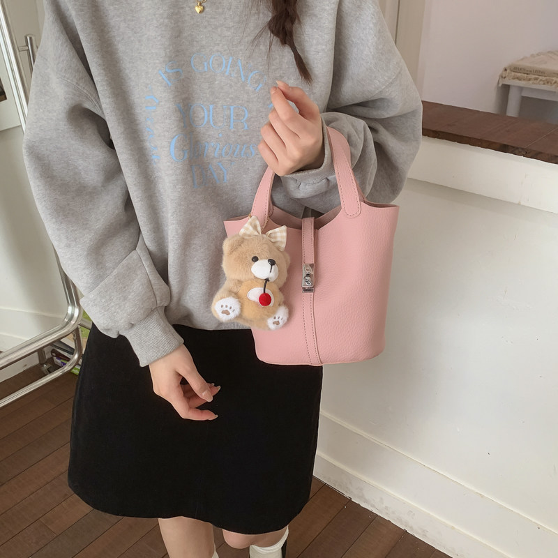 今年流行小众精致通勤水桶包包女日系小清新手拎包时尚单肩斜挎包,淘宝优惠券,粉丝福利购,淘宝优惠卷