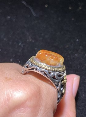 新疆和田玉籽料包银戒指 籽玉红沁回头貔貅镶嵌925银戒指可调节