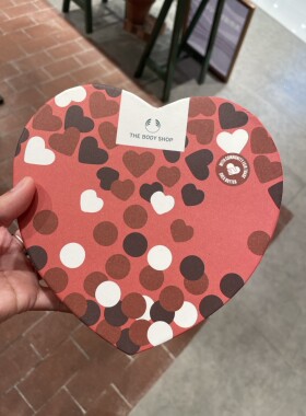 The body shop草莓身体乳潤唇膏手霜小礼盒旅行套装