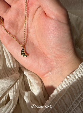 法式牛角包吊坠精致小巧百搭项链