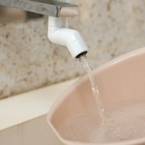 Японский бассейн для мытья лица вращает водяной кран, чтобы повернуть водную пену утянутого водного сустава, разбросанный артефакт обычно