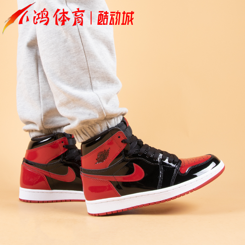 小鸿体育Air Jordan 1 AJ1黑红禁穿漆皮金人吊牌 555088-063-图0