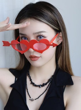 红色喜气爱心眼镜女婚礼伴娘