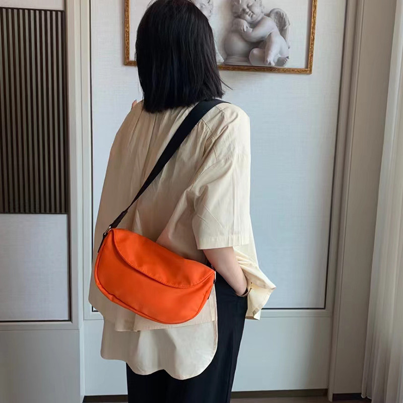 运动牛津布马鞍包秋冬季质感时尚轻便饺子包复古潮流宽肩带斜挎包,淘宝优惠券,粉丝福利购,淘宝优惠卷