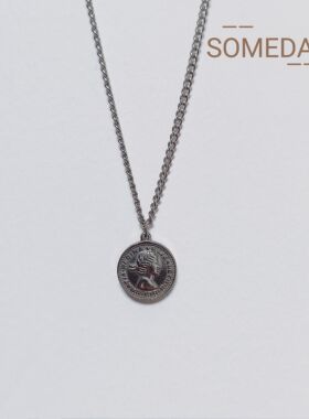 复古保色钛钢女王头像钱币硬币项链女 ins潮幸运币吊坠情侣卫衣链