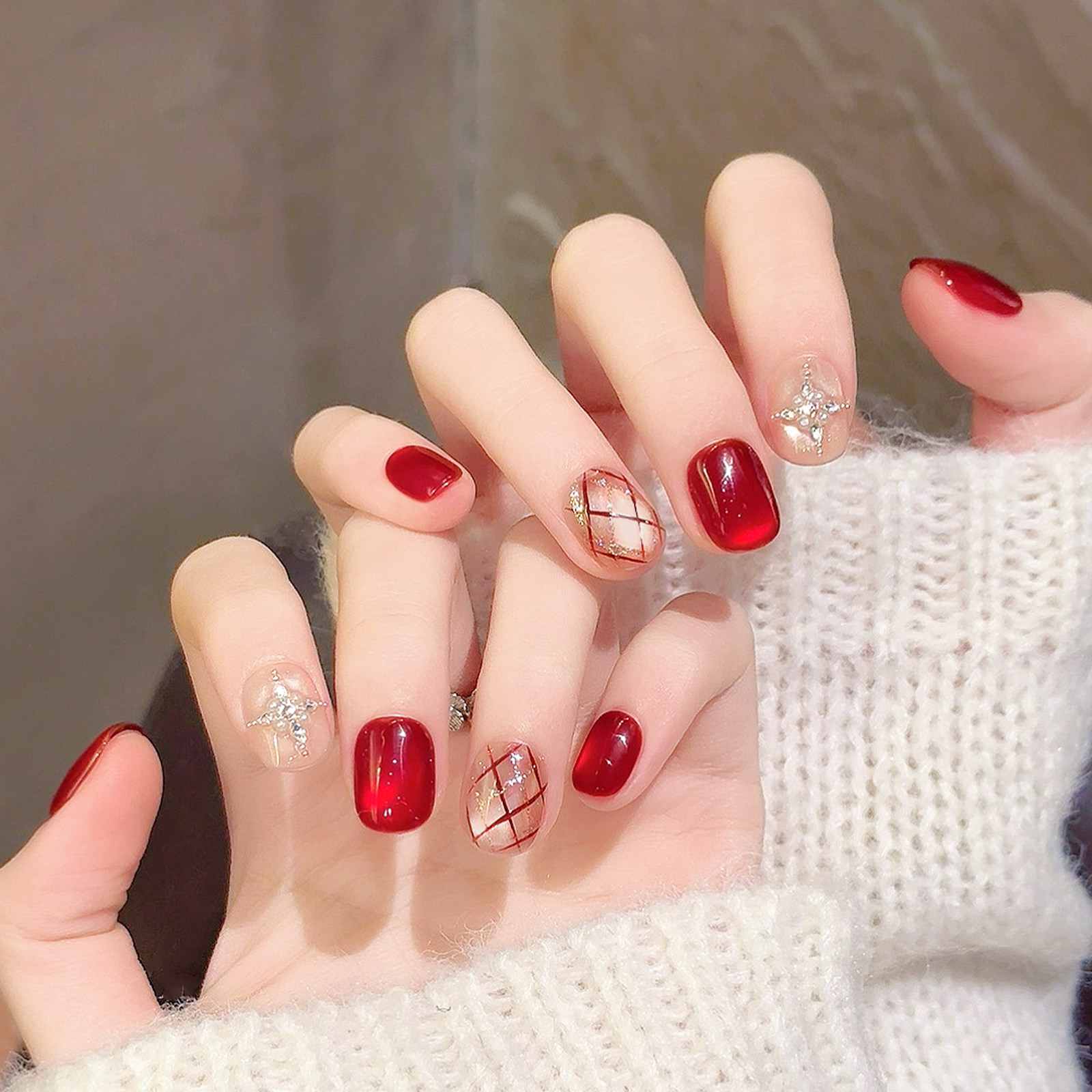 云皙菱格红色猫眼手工穿戴甲2026新年美甲秋冬高级感短款指甲贴片,淘宝优惠券,粉丝福利购,淘宝优惠卷