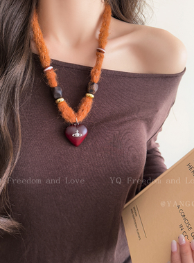 奶油南瓜毛线星球串珠项链女2025新款美拉德长款配饰设计感毛衣链